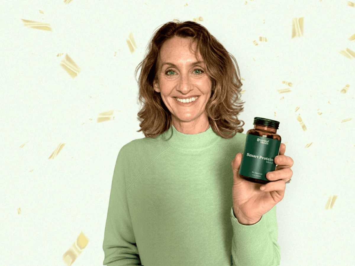 Vrouw met een potje Greenleaf voedingssupplement